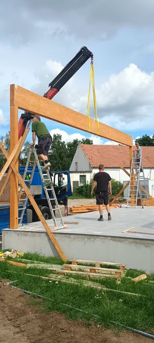 Montáž dřevěné konstrukce hydraulickou rukou