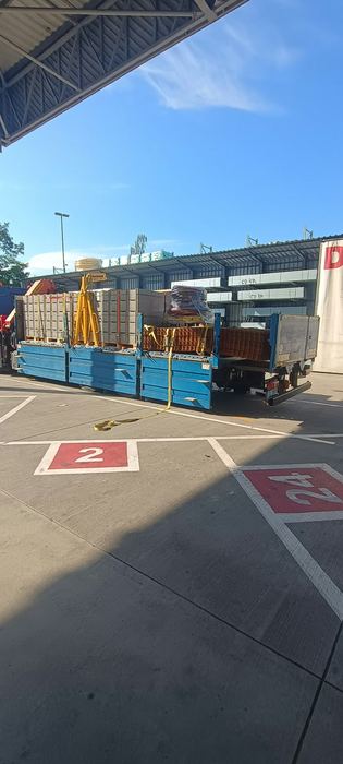 Masivní dřevěné hranoly na valníku